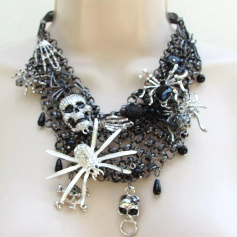 NWT ⚜️🖤⚜️ Natasha Spider and Skull Rhinestone Statement Necklace - Picture 4 of 15
